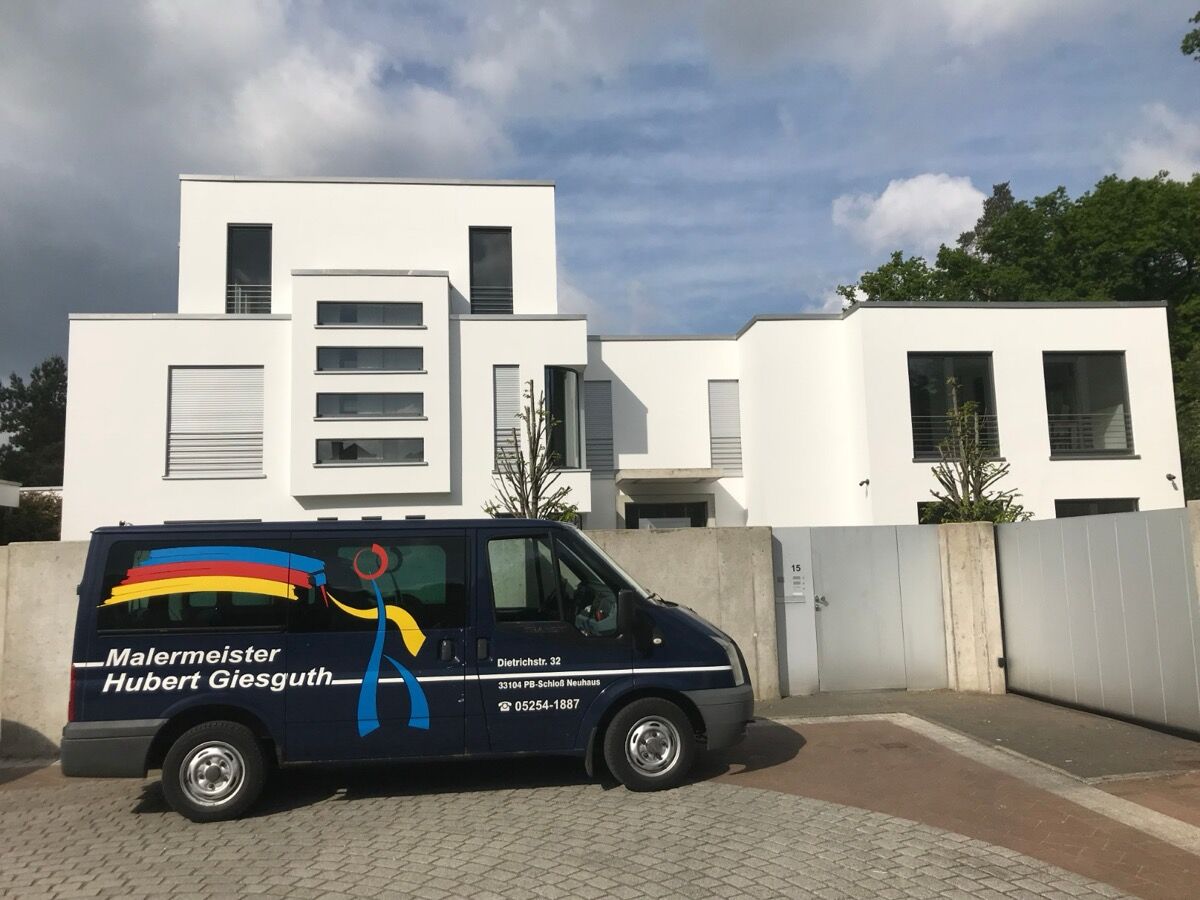 Firmenfahrzeug von Malermeister Giesguth vor einem modernen Neubau