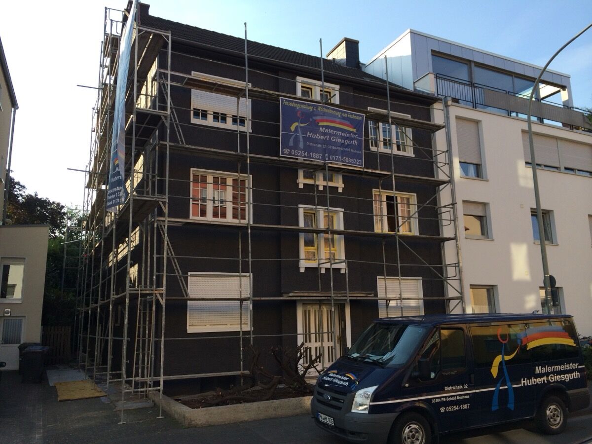 Maler von Malermeister Giesguth bei Fassadenarbeiten an einem Mehrfamilienhaus