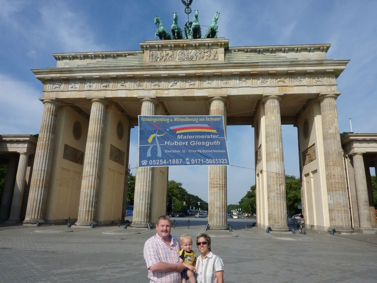 Familie Giesguth vor dem Brandenburger Tor in Berlin