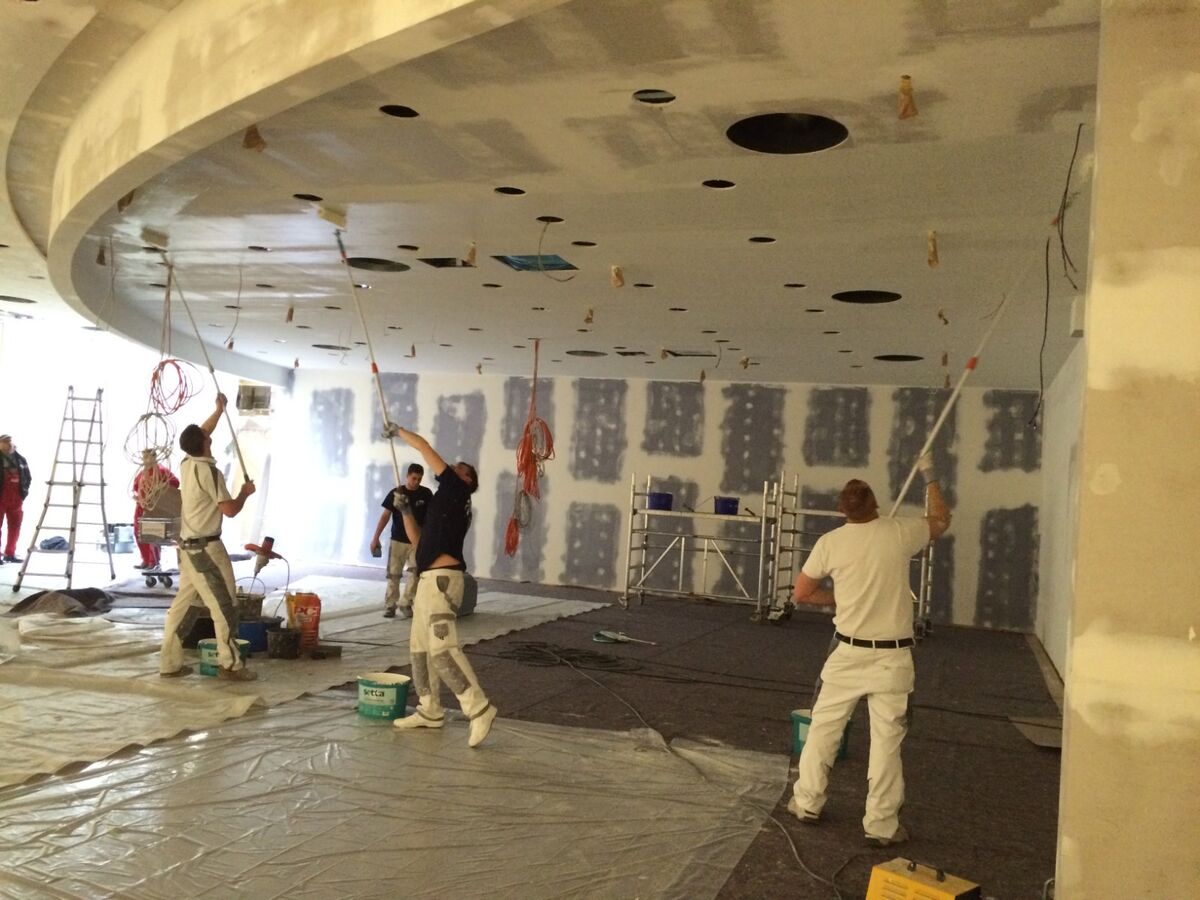 Das Team von Malermeister Giesguth bei Malerarbeiten auf der Baustelle